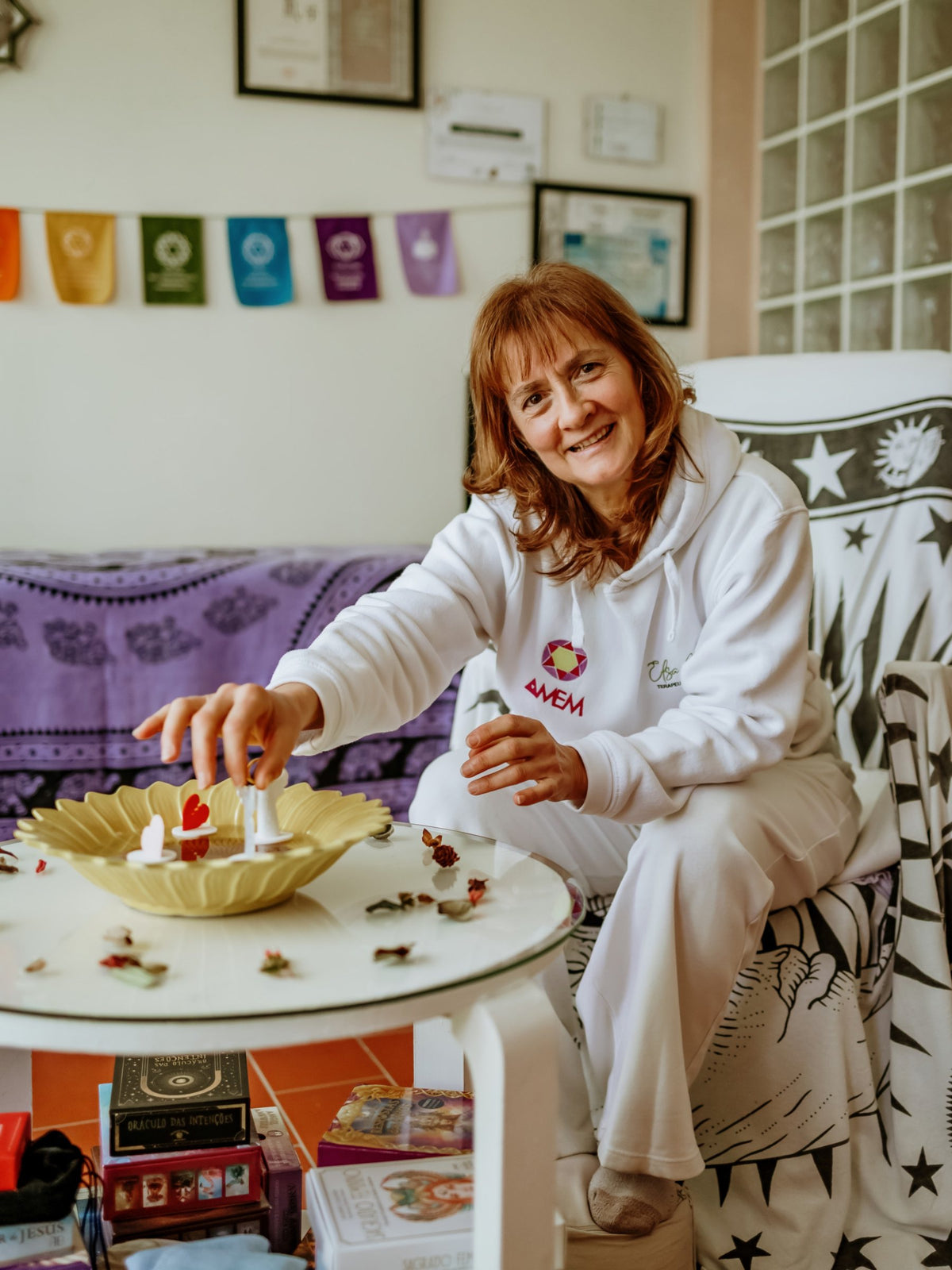 Elsa Costa a preparar uma constelação familiar com figuras