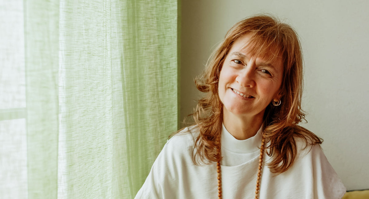 Elsa Costa sentada em meditação no Espaço Zen, em Algoz