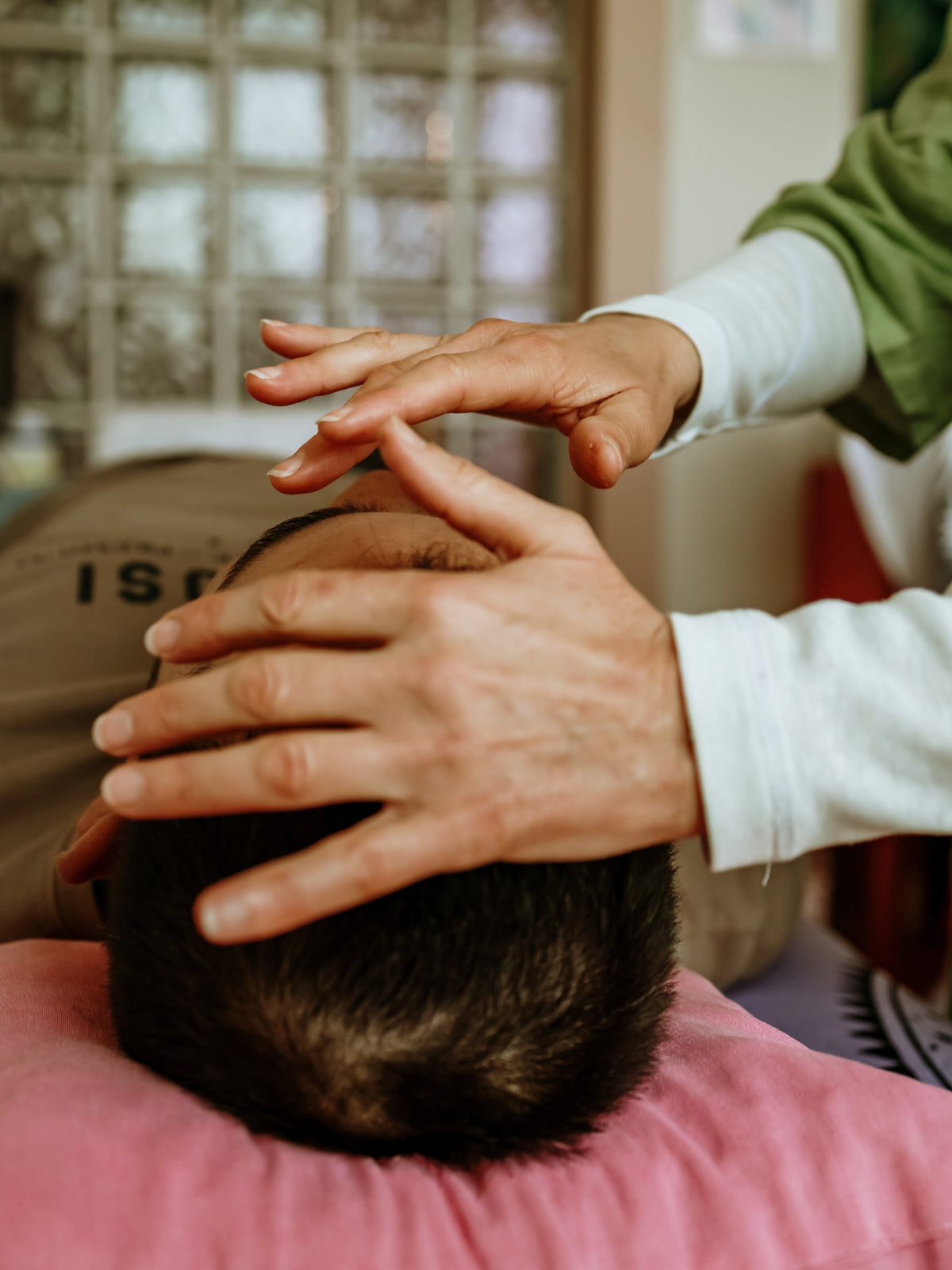 Imposição de mãos de Reiki na cabeça